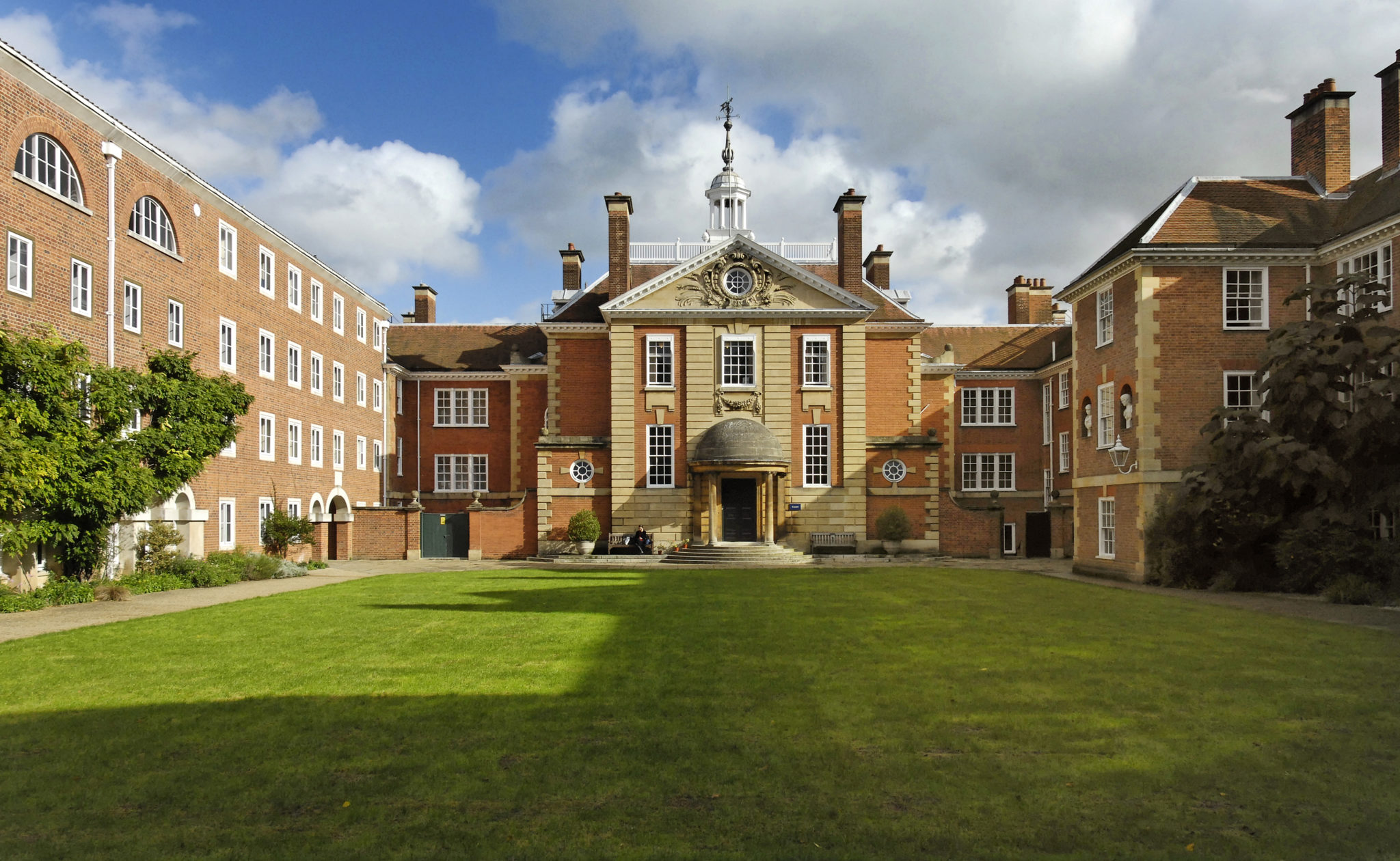 Английский university. Sidcot School Англия. Оксфорд школа в Англии. Колледж Lady Margaret Hall.